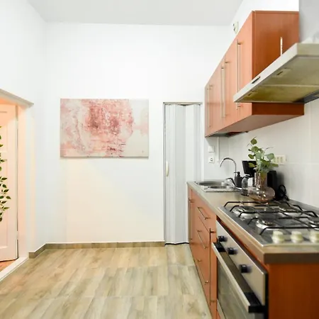 Ideal - Spacious & Modern Near Unirii Square Apartment Bucharest