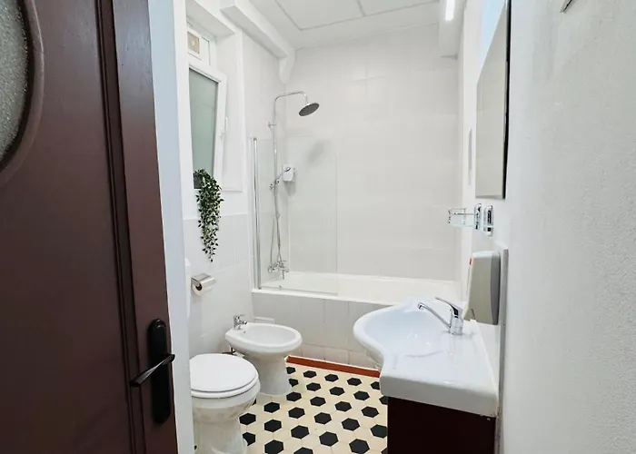 Ideal - Spacious & Modern Near Unirii Square アパート